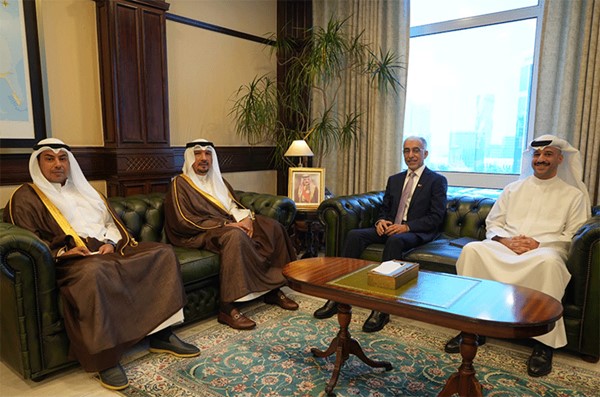 وزير الأشغال البحريني والسفير الكويتي يؤكدان أهمية تبادل التجارب والخبرات التنموية