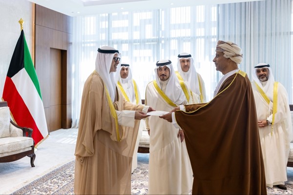 وزير الخارجية الشيخ جراح الجابر يتسلم نسخة من أوراق اعتماد سفير سلطنة عمان السفير علي بن أحمد بن سالم الشنفري