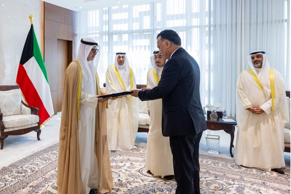 وزير الخارجية الشيخ جراح الجابر يتسلم نسخة من أوراق اعتماد سفير العراق السفير د.أسامة الناشي