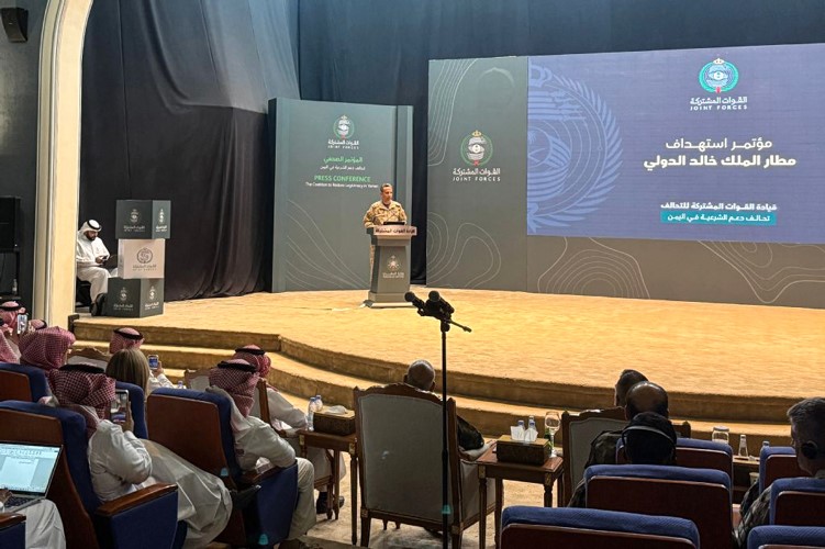 المتحدث الرسمي باسم تحالف دعم الشرعية في اليمن اللواء الركن تركي المالكي متحدثا في المؤتمر الصحافي			(ا.ف.پ)