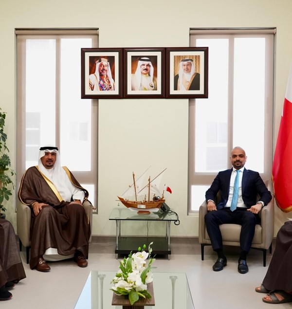 سفيرنا لدى البحرين جاسم الناجم مع وزير التنمية الاجتماعية البحريني أسامة العلوي