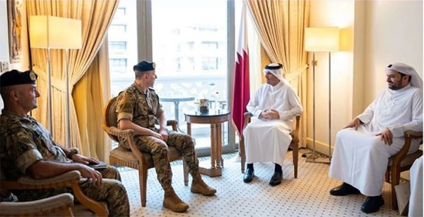 رئيس مجلس الوزراء وزير الخارجية القطري الشيخ محمد بن عبد الرحمن آل ثاني مستقبلاً قائد الجيش اللبناني العماد رودولف هيكل بمقر إقامته في بيروت