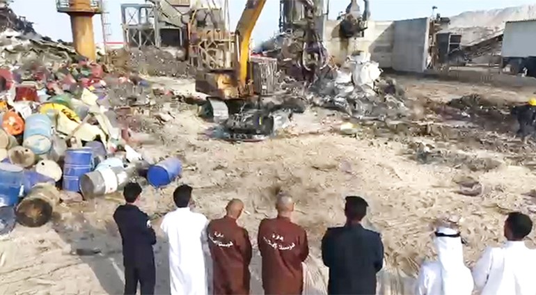 المتهمان بزي السجن يشاهدان كبس المركبة المستخدمة في الواقعة