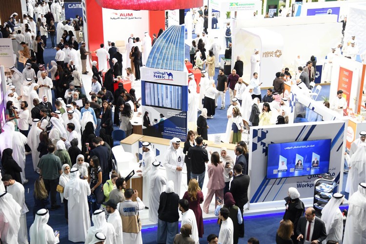 إقبال كبير على جناح البنك بالمعرض