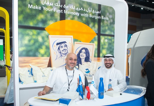 مشاركة موظفي بنك برقان في فعالية الرسم المخصصة لزوار جناح البنك