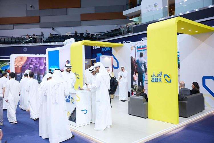 إقبال على جناح البنك في المعرض