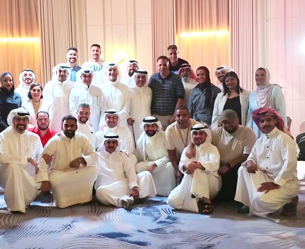 لقطة جماعية لأسرة المسلسل مع وسائل الإعلام