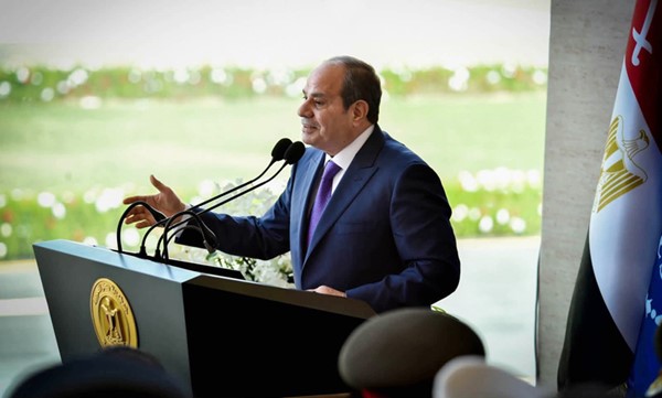 الرئيس المصري عبدالفتاح السيسي ملقيا كلمته في حفل تخرج الدفعة الأولى من الأكاديمية العسكرية المصرية