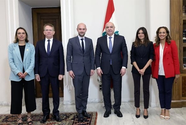 الرئيس اللبناني العماد جوزف عون مستقبلا الوفد الفرنسي في قصر بعبدا
