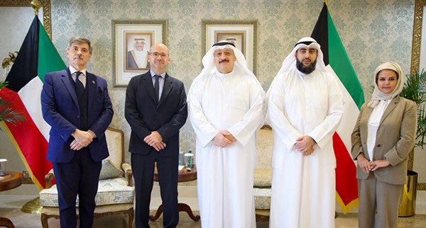 وزير الصحة د.أحمد العوضي مستقبلا السفير الفرنسي أوليفييه غوفان، بحضور الوكيل المساعد للشؤون الصحية الخارجية د.هشام كلندر، ومدير إدارة العلاقات الصحية الدولية د.رحاب الوطيان، والمستشار الاقتصادي ورئيس القسم الاقتصادي في السفارة برنارد هيشنبرجر