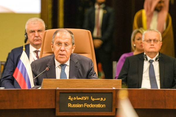 لاڤروڤ يؤكد على الشراكة الوثيقة مع دول الخليج: يجب إيجاد حلول تعالج الجذور الأساسية لأزمات المنطقة