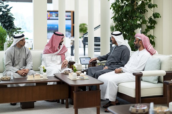 رئيس الإمارات يبحث مع وزير الدفاع السعودي التطورات الإقليمية وترسيخ الأمن والاستقرار