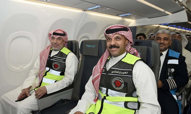قياديو الهيئة العامة للطيران المدني وإداريو طيران الجزيرة وفريق عملها خلال الرحلة الافتتاحية للطائرة