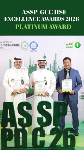 إداريو أولى للوقود خلال تسلم الجائزة