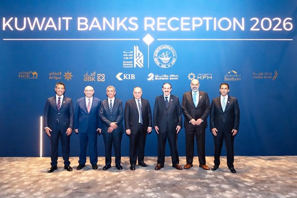 نائب رئيس مجلس الإدارة والرئيس التنفيذي لبنك بوبيان عادل الماجد مع وفد البنك
