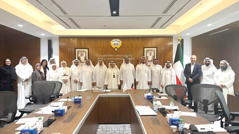 وكيل وزارة الكهرباء والماء والطاقة المتجددة د.عادل الزامل خلال الاجتماع مع ممثلي هيئة الربط الكهربائي لدول مجلس التعاون برئاسة الرئيس التنفيذي م.أحمد الإبراهيم