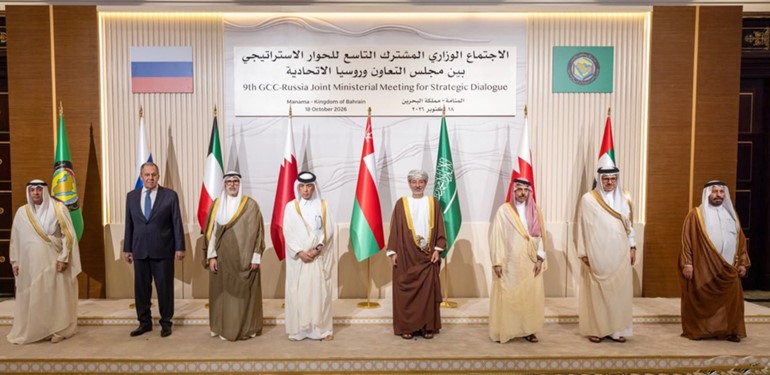 وزير الخارجية الشيخ جراح الجابر والأمين العام لمجلس التعاون لدول الخليج العربية جاسم البديوي ووزير الخارجية الروسي سيرغي لاڤروڤ مع وزير الدولة للشؤون الخارجية القطري سلطان بن سعد المريخي والسفير المتجول بوزارة الخارجية العمانية الشيخ عبدالعزيز الهنائي ووزير الخارجية السعودي صاحب السمو الأمير فيصل بن فرحان ووزير الخارجية البحريني د.عبداللطيف الزياني ووزير الدولة الإماراتي خليفة شاهين المرر في لقطة جماعية
