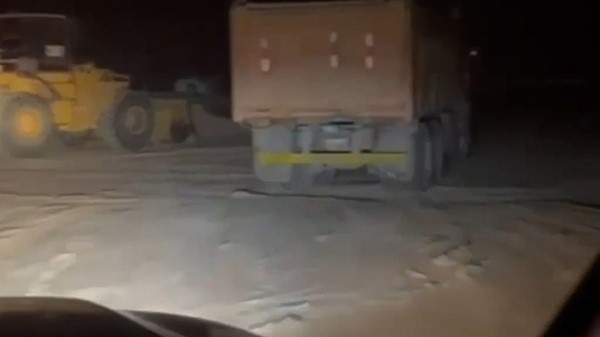 ضبط سوريين متلبسين بسرقة الرمال وبيعها في منطقة الوفرة