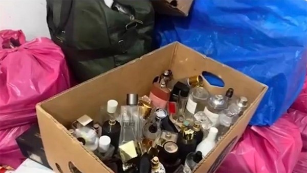 بالفيديو.. سقوط بنغلاديشيين بحوزتهما 4000 عطر مقلد في المنقف