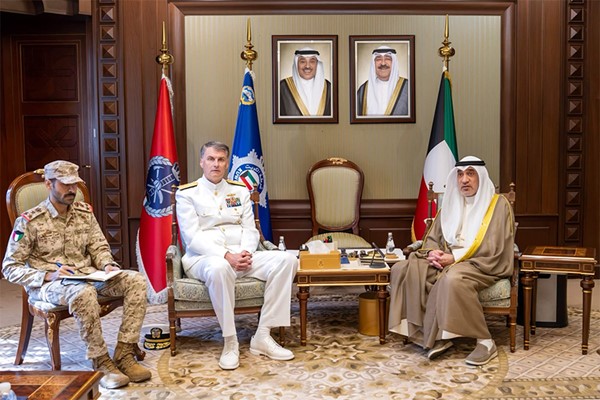 النائب الأول لرئيس مجلس الوزراء ووزير الداخلية يستقبل قائد القيادة المركزية للقوات البحرية الأميركية والأسطول الخامس والقوات البحرية المشتركة