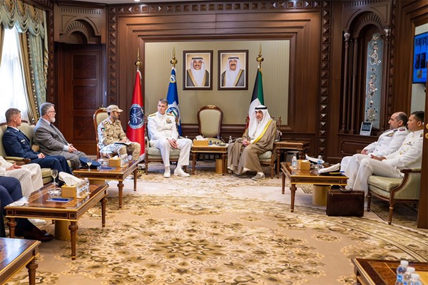 النائب الأول لرئيس مجلس الوزراء ووزير الداخلية يستقبل قائد القيادة المركزية للقوات البحرية الأميركية والأسطول الخامس والقوات البحرية المشتركة