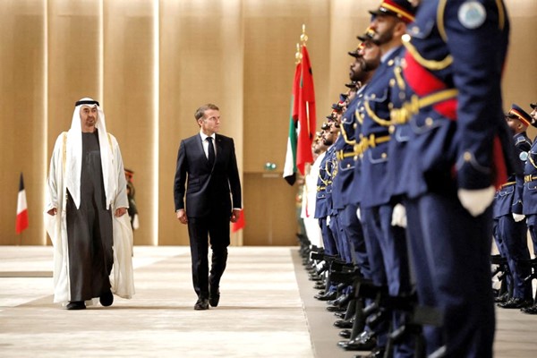 صاحب السمو الشيخ محمد بن زايد آل نهيان رئيس دولة الإمارات العربية المتحدة مستقبلا الرئيس الفرنسي إيمانويل ماكرون