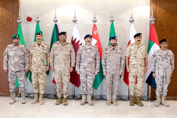 معاون رئيس الأركان العامة لهيئة العمليات والخطط العميد الركن رائد السكران مع المشاركين بالاجتماع في لقطة جماعية