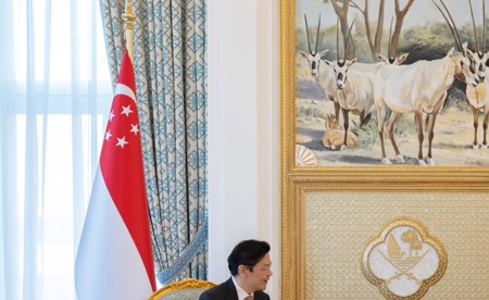 أمير قطر يبحث مع رئيس الوزراء السنغافوري تعزيز التعاون الثنائي والشراكة بين البلدين