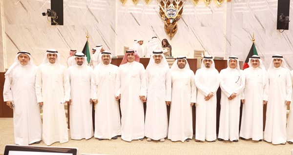 عبدالله المحري و خالد المطيري يتوسطان سعود الكندري و فهد العبد الجادر وم. اسماعيل بهبهاني ووليد الدغر ود. حسن كمال و ناصر الجدعان و نصار العازمي و عبدالله العنزي و د.فهد بورقبة 	(فريال حماد)