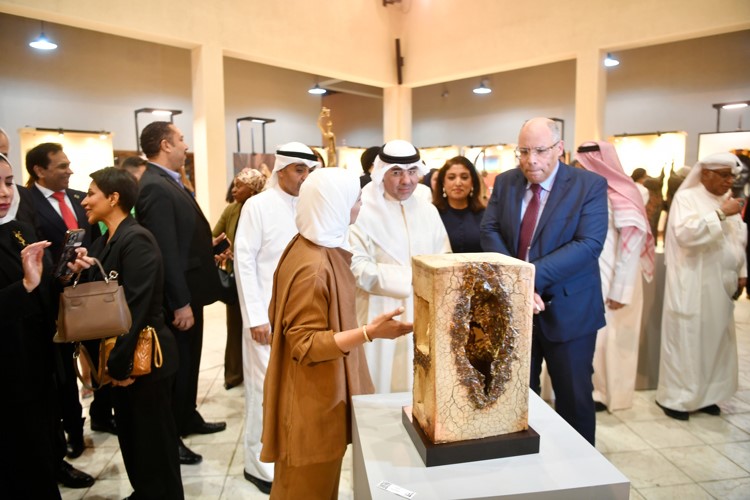 السفير المصري محمد أبوالوفا والأمين العام المساعد للشؤون المالية والإدارية والفنية المساندة بالمجلس الوطني للثقافة والفنون والآداب مساعد الزامل خلال جولة بالمعرض