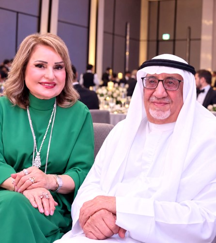 المحامي عبدالعزيز الخطيب مؤسس المجموعة وزوجته الفنانة التشكيلية سكينة الكوت بحفل التكريم في دبي