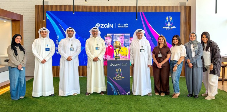 موظفو زين يلتقطون الصور التذكارية مع الكأس