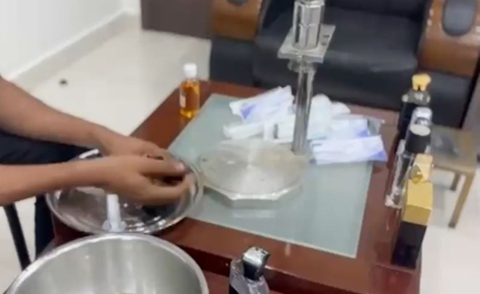 بالفيديو الجنائية تسقط مروجي العطور المقلدة بطعم الـ 17 دينارا