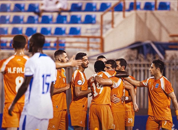 فرحة لاعبي كاظمة بهدف المباراة الوحيد الذي سجله بدر طارق ( المركز الإعلامي لكاظمة)