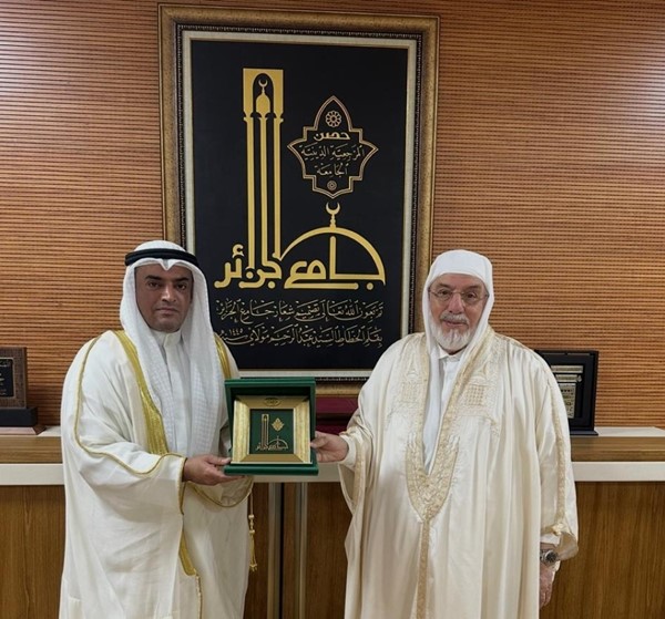 سفيرنا لدى الجزائر نواف بوشيبه مع وزير الدولة عميد جامع الجزائر الشيخ محمد القاسمي