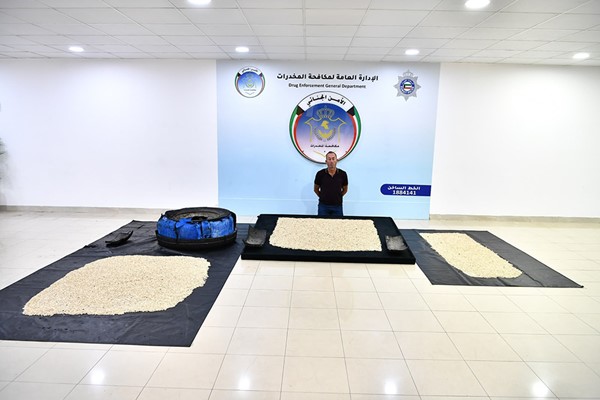 ‏الإدارة العامة لمكافحة المخدرات تحبط تهريب (300,000) قرص كبتاغون مهربة في إطارات شاحنة يقودها وافد تركي