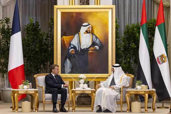 جانب من مباحثات صاحب السمو الشيخ محمد بن زايد آل نهيان رئيس دولة الامارات العربية المتحدة والرئيس الفرنسي إيمانويل ماكرون (وام)
