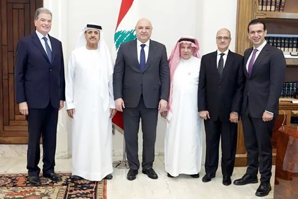 الرئيس اللبناني جوزف عون خلال استقباله رئيس الاتحاد العربي لكرة السلة اللواء إسماعيل القرقاوي ونائبي الرئيس عبدالرحمن المسعد وناديم حكيم والأمين العام للاتحاد العميد عبدالله شلبي