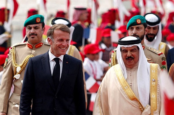 ملك البحرين والرئيس الفرنسي يبحثان تطوير التعاون الإستراتيجي والارتقاء به إلى آفاق أشمل