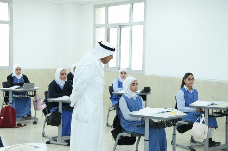 محافظة الفراونية يتفقد مدرسة الموهوبين للبنات ويؤكد الاهتمام برعاية الإبداع والتميز الطلابي