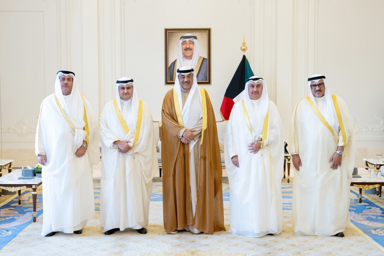 سمو ولي العهد الشيخ صباح الخالد مستقبلا وزير العدل المستشار ناصر السميط ورئيس المجلس الأعلى للقضاء رئيس محكمة التمييز المستشار أول هاني محمد الحمدان ونائب رئيس محكمة التمييز المستشار أول ضرار عبدالله الوقيان ورئيس محكمة الاستئناف المستشار أول طارق عبداللطيف الجابر