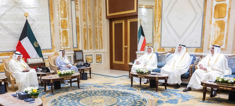 صاحب السمو الأمير الشيخ مشعل الأحمد مستقبلا وزير العدل المستشار ناصر السميط ورئيس المجلس الأعلى للقضاء رئيس محكمة التمييز المستشار أول هاني محمد الحمدان ونائب رئيس محكمة التمييز المستشار أول ضرار عبدالله الوقيان ورئيس محكمة الاستئناف المستشار أول طارق عبداللطيف الجابر