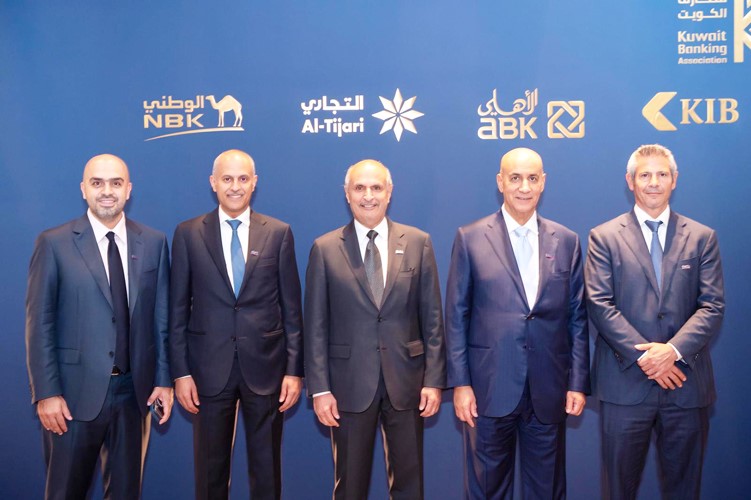 عصام الصقر وصلاح الفليج وسليمان المرزوق وخالد الساير وعبدالمحسن الرشيد في حفل استقبال اتحاد مصارف الكويت