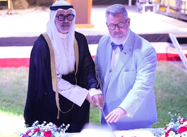  وزير الخارجية الشيخ جراح الجابر والقائم بالأعمال الأميركي ستيفن بتلر لدى قطع الكعكة الرمزية في حفل سفارة الولايات المتحدة