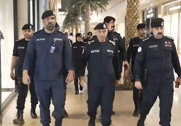 مديرية أمن محافظة الأحمدي تنفذ حملة أمنية موسعة بمدينة صباح الأحمد البحرية وتضبط عدداً من المطلوبين والمخالفين وتحرر مخالفات مرورية
