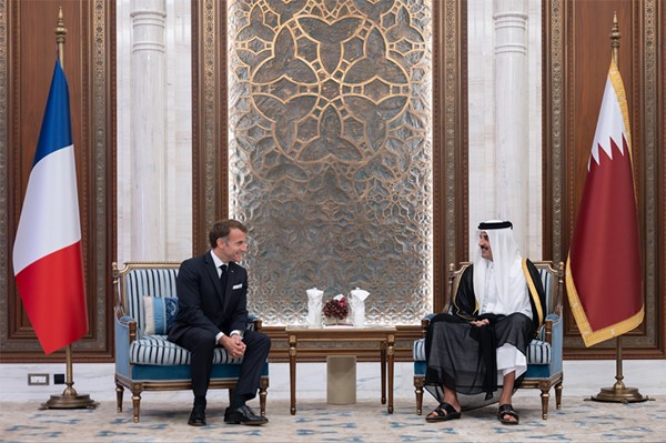 أمير قطر والرئيس الفرنسي يستعرضان الشراكة الإستراتيجية وسبل تطويرها