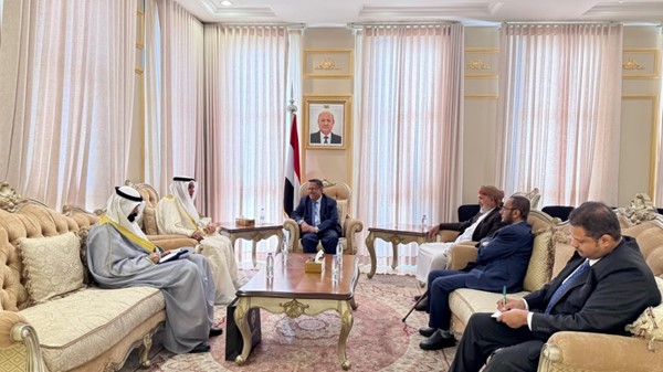  رئيس مجلس الشورى اليمني أحمد بن دغر لدى لقائه سفيرنا لدى اليمن فلاح المطيري