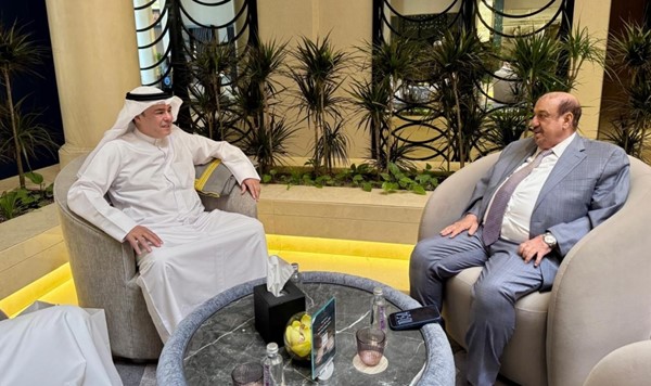 رئيس مجلس النواب اليمني سلطان البركاني خلال لقائه سفيرنا لدى اليمن فلاح المطيري