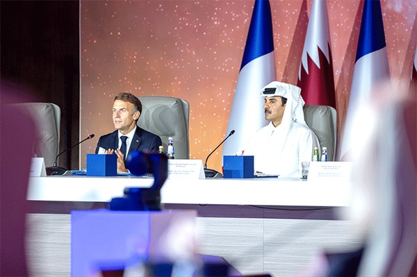 أمير قطر ينوه بالمباحثات المثمرة مع الرئيس الفرنسي لتعزيز الشراكة الإستراتيجية
