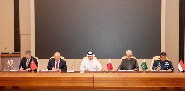 مسؤولو قطر وتركيا وإندونيسيا وباكستان خلال عملية التوقيع على مذكرة «بدر»